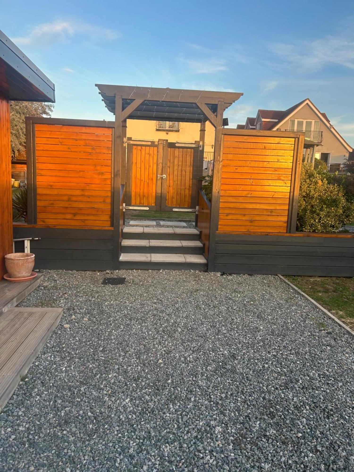 Me Old Abode Entire Garden Cabin Near The Sea 荷尼湾 外观 照片